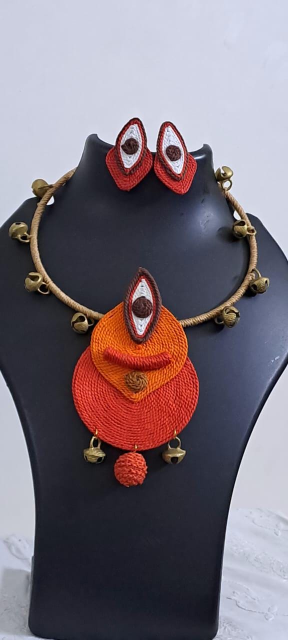 Exclusive hasuli necklace set with attractive round eye thread pendant n matching earrings