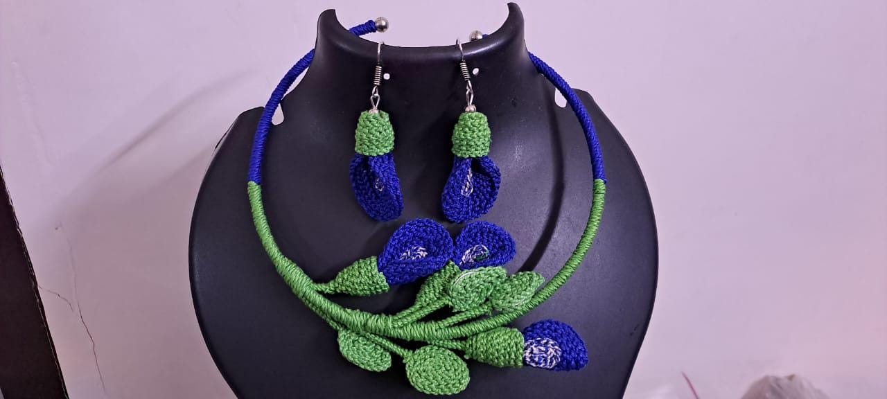 Exclusive hasuli necklace set with attractive flowers n matching earrings