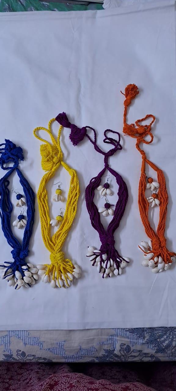 Exclusive combo shell necklaces  and matching earrings (4 sets)