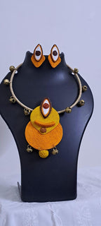 Exclusive hasuli necklace set with attractive round eye thread pendant n matching earrings