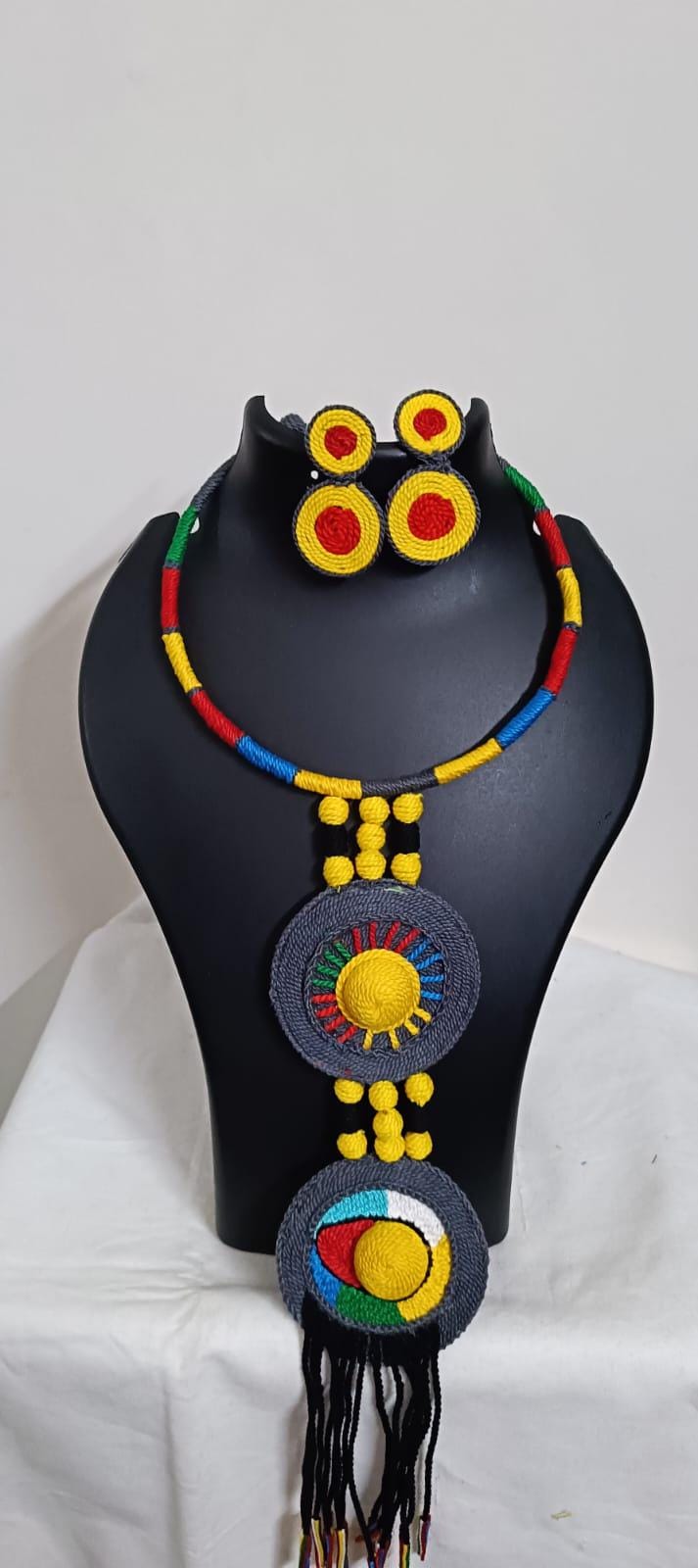 Exclusive multicoloured hasuli thread necklace set with round thread pendant n matching earrings