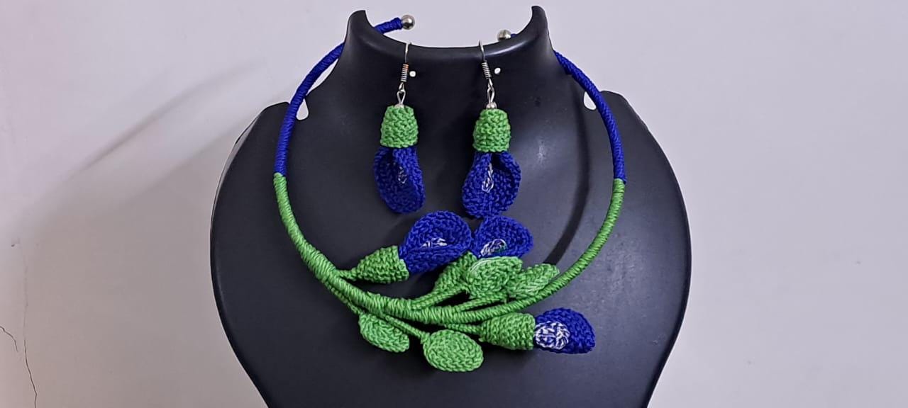 Exclusive hasuli necklace set with attractive flowers n matching earrings